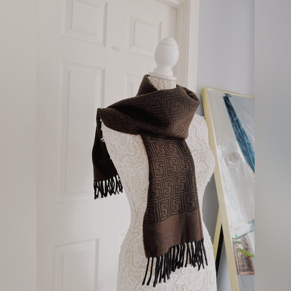 Sold❌Authentic Fendi Wool Scarf - Picture 13 of 15